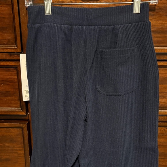 ALO Yoga Muse Wide Leg Pant - Picture 7 of 7